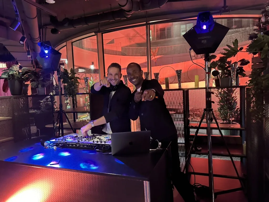 Band & DJ-Service – Inan Lima und DJ live auf Mallorca Inan Lima mit DJ am Controller im Smoking – Band & DJ-Service mit Lichtanlage bei einer Abendveranstaltung auf Mallorca