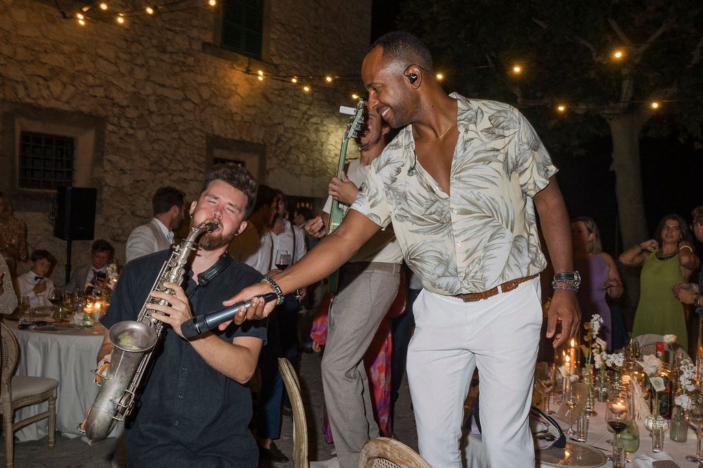 Dinner-Musik mit Live-Gesang und Saxophon – Hochzeitsband Mallorca mit Inan Lima Inan Lima singt beim Hochzeitsdinner zwischen den Tischen, Saxophonist spielt daneben – Live-Musik zum Dinner auf Mallorca