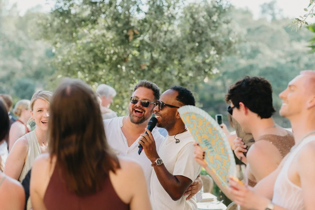 Sektempfang mit mobilem Live-Gesang – Partyband Mallorca, Inan Lima roaming zwischen den Gästen Inan Lima singt roaming beim Sektempfang zwischen den Hochzeitsgästen im Olivengarten einer Finca auf Mallorca