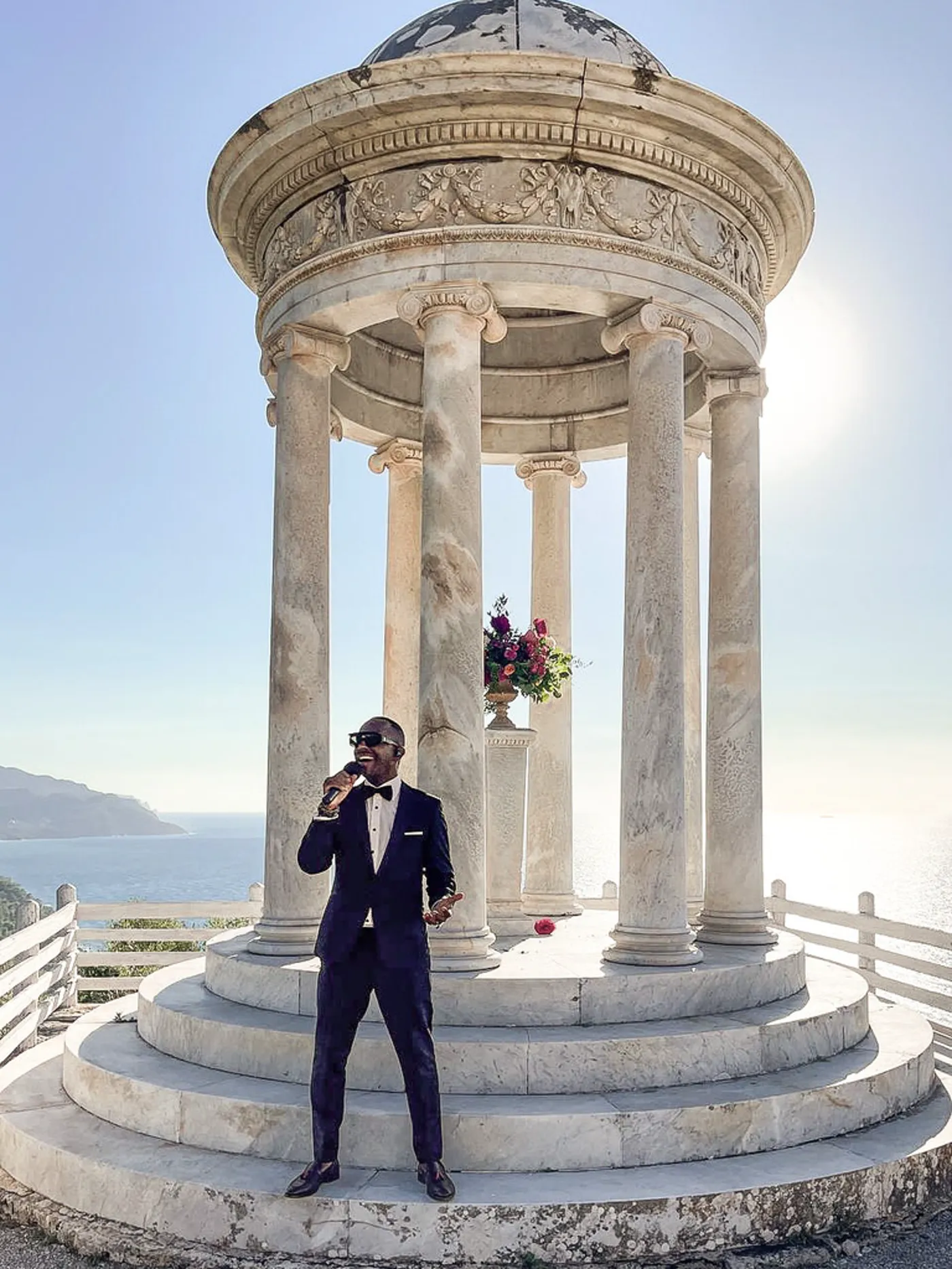 Inan Lima singt live bei einer Hochzeitszeremonie im Son Marroig auf Mallorca – Pavillon mit Meerblick
