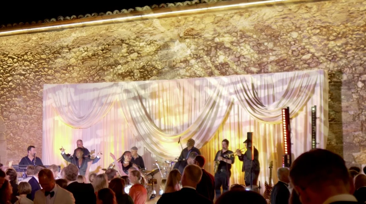 Hochzeitsparty mit Showband und Bläsern – Partyband Mallorca live auf der Finca Showband mit Bläsern und Sängerin auf beleuchteter Bühne bei der Hochzeitsparty auf einer Finca auf Mallorca