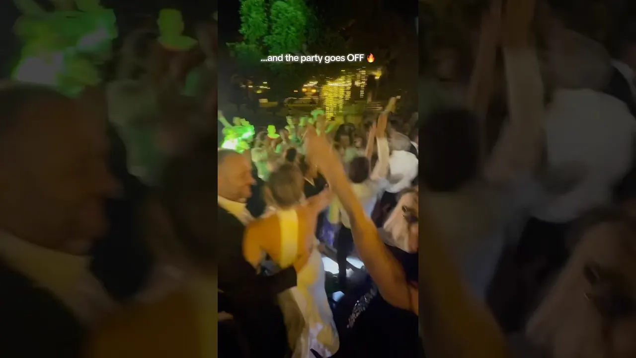 Brautpaar singt mit der Hochzeitsband Mallorca auf der Bühne – Party-Set mit voller Tanzfläche