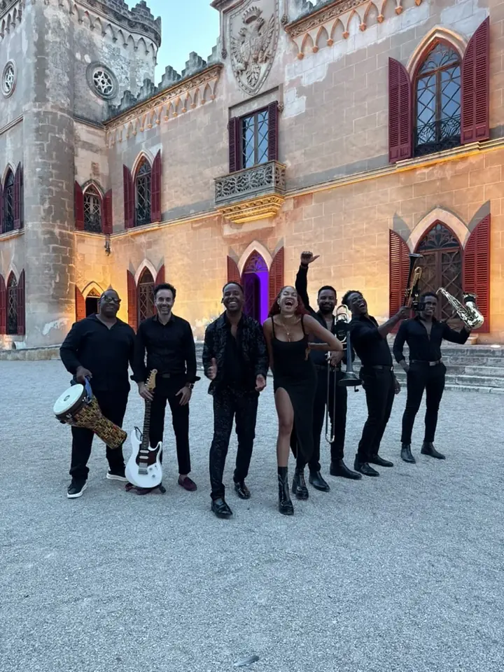 Inan Lima & Band live im Castell de Bendinat Mallorca – Showband-Formation vor historischem Schloss